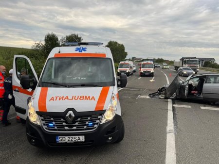 Patru tineri au fost raniti dupa ce autoturismul in care se aflau a fost lovit de o dubita