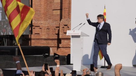 Carles Puigdemont le face cu mana, din Belgia, politistilor spanioli. A intrat in Spania inca de marti si a fugit joi din tara