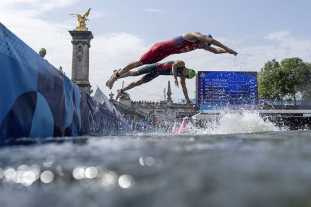 JO 2024. Doi triatlonisti portughezi s-au imbolnavit dupa ce au inotat in Sena la stafeta mixta