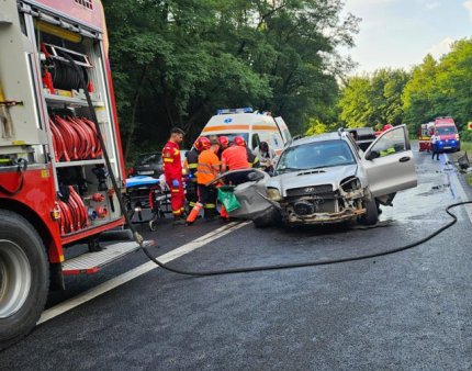 Patru raniti grav, unul proiectat in afara masinii, dupa un accident pe DN 1, in Sibiu