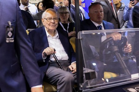 Gigantul Berkshire Hathaway al legendarului Warren Buffett a renuntat la peste jumatate din participatia la Apple. Miliardarul a vandut actiuni in valoare de 76 mld. dolari, generand un profit urias de 47,2 mld. dolari