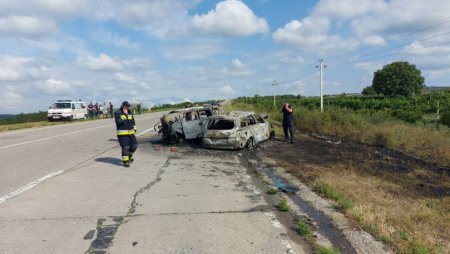 Cinci morti si sase raniti intr-un accident grav produs in apropiere de Chisinau. Dupa impact, masinile au luat foc