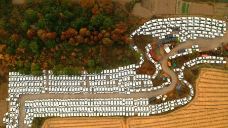 Cimitirul masinilor electrice. De ce au fost abandonate mii de vehicule pe un camp din China