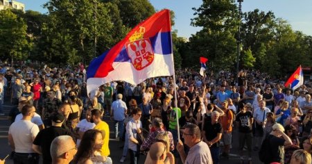 Mii de sarbi protesteaza la Belgrad fata de exploatarea unei mine de litiu. Temeri legate de impactul asupra mediului VIDEO