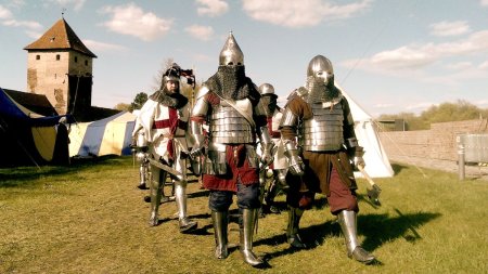 Demonstratii de lupte medievale, parada de costume sasesti, in ultima zi a Festivalului <span style='background:#EDF514'>HAFERLAND</span>