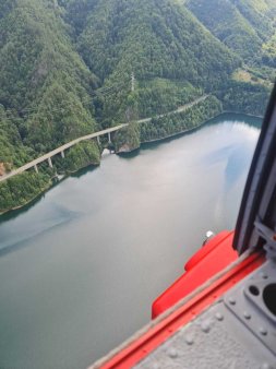 Incendiul din masivul Buila: Un elicopter alimenteaza cu apa, apoi va actiona in zona focarelor