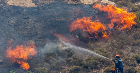 Pompierii romani intervin in Grecia pentru stingerea unui incendiu major in regiunea Attica VIDEO