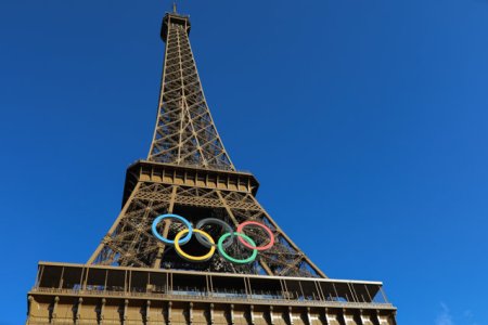 Politia a arestat un alpinist care a incercat sa escaladeze Turnul Eiffel in ultima zi a Jocurilor