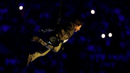 Ceremonia de inchidere a JO 2024. Tom Cruise sare de pe acoperisul Stade de France intr-o cascadorie desprinsa din <span style='background:#EDF514'>MISSION</span>: Impossible