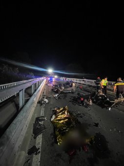 Cinci morti si un ranit grav, intr-un accident rutier produs in apropiere de <span style='background:#EDF514'>GEOAGIU</span>. Cum s-a produs tragedia