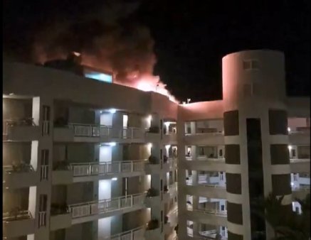 Un elicopter s-a prabusit pe acoperisul unui hotel din Australia, provocand un incendiu. Pilotul a murit | VIDEO