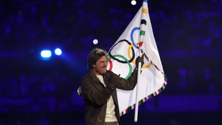 Jocurile Olimpice 2024 s-au incheiat. Celebrul Tom Cruise a coborat in rapel de pe acoperis in mijlocul sportivilor si a prelua steagul olimpic