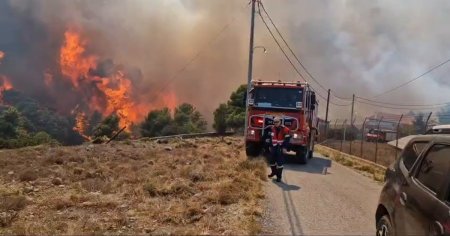 Grecia, cuprinsa de incendii. Localitati intregi sunt evacuate. Pompierii romani lupta cu incendiile devastatoare din jurul Atenei VIDEO