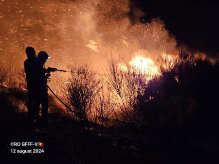 Pompierii romani actioneaza in Grecia, unde incendiile s-au apropiat de case