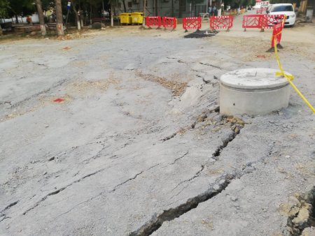 Se surpa din nou pamantul la Slanic Prahova. Asfaltul a inceput iarasi sa crape. VIDEO