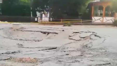 Pamantul se surpa din nou in Slanic Prahova: In asfalt au aparut fisuri. Localnicii sunt in alerta