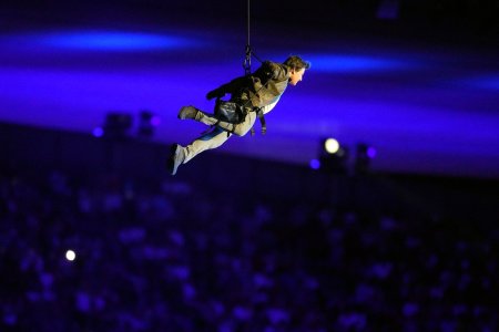 Actorul Tom Cruise i-a divizat pe fanii Jocurilor Olimpice, dupa cascadoria de la ceremonia de inchidere de la Paris: Atat de previzibil