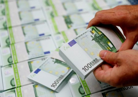 Rusia ocoleste sanctiunile internationale. Bancnote in valoare totala de miliarde de dolari si euro au intrat in tara, in pofida interdictiilor