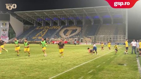 Petrolul Ploiesti - U Cluj 0-0 » Copiii alearga cu rezervele Petrolului, dupa incheierea partidei