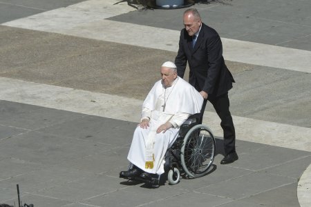 Papa Francisc a primit un scaun cu rotile mai usor. A trebuit sa lucram la nevoi si cerinte specifice