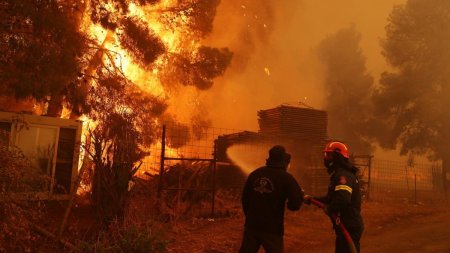 Un om a murit in incendiile din Grecia. Spitale si o manastire evacuate. Imagini apocaliptice, flacarile ajung la 25 de metri inaltime