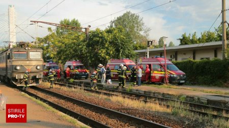 <span style='background:#EDF514'>ACCIDENT FEROVIAR</span> in Prahova. Un tren in care se aflau 130 de calatori a lovit un autovehicul. Soferul a fost ranit