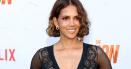 Halle Berry, fara <span style='background:#EDF514'>SUTIEN</span> pe covorul rosu! Ce bine arata la 57 de ani