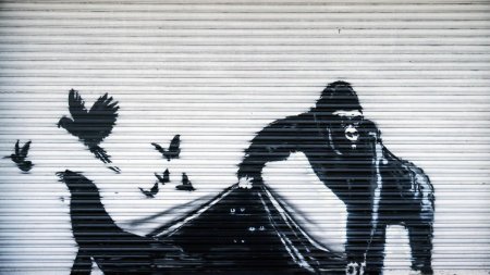 O gorila elibereaza de la zoo un leu de mare si mai multe pasari. Banksy inchide seria desenelor din Londra