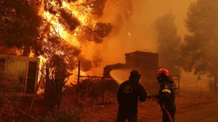 Nu mai sunt incendii active in zona Atenei. Pompierii sunt insa in alerta maxima, pentru ca e risc mare sa se produca altele