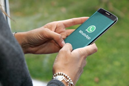 WhatsApp va primi posibilitatea de purta discutii cu chatbot-ul Meta AI, cu zece tipuri diferite de voce