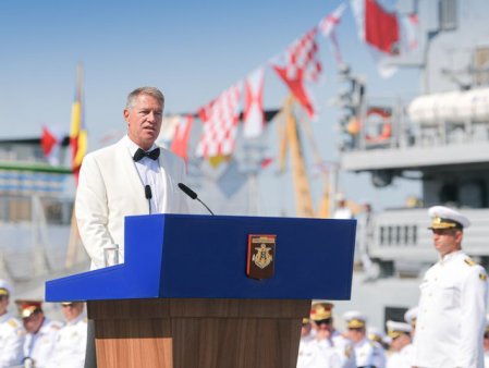 Klaus Iohannis participa joi la <span style='background:#EDF514'>ZIUA MARINEI</span> in Constanta