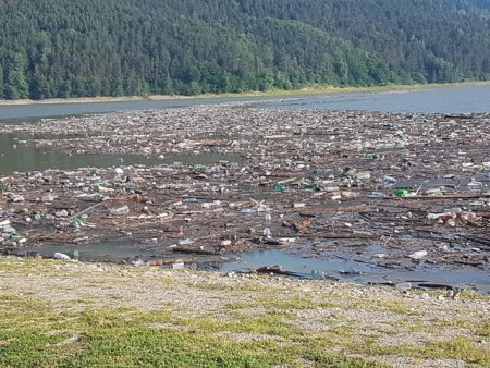 Dunarea transporta aproape 100 de tone de plastic anual. Ce masuri ia UE pentru reducerea poluarii cu microplasticele?