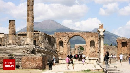 Ramasitele a doua victime ale eruptiei vulcanului Vezuviu, descoperite la Pompei. Arheologii au descoperit o comoara langa ei