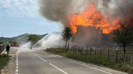 Incendiu violent, la un celebru restaurant de pe culoarul Rucar - Bran, in Valea Mare Pravat. Focul a cuprins toata cladirea de lemn