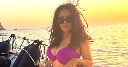 Salma Hayek, in costum de baie la 57 de ani! Si-a bronzat decolteul pe iaht