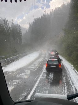 Trafic blocat pe DN 67C, din cauza aluviunilor aduse de o ploaie torentiala