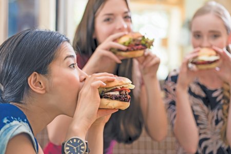 Ce ar trebui sa ingrijoreze mai tare, ca americanii nu mai mananca de la McDonald's sau ca chinezii doar se plimba prin malluri, fara a cumpara ceva?