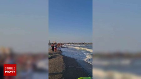 Un barbat a disparut in mare dupa ce a intrat in apa sa isi salveze fetita de 6 ani, in Jupiter. Este cautat de scafandri