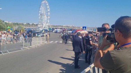 Trei oameni, printre care si un copil, au lesinat din cauza caldurii, in timpul festivitatilor de <span style='background:#EDF514'>ZIUA MARINEI</span> de la Constanta