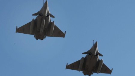 Macron anunta ca doi piloti au murit, in urma coliziunii a doua avioane de lupta Rafale. Al treilea pilot s-a catapultat