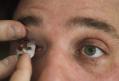 Eyeborg! Regizorul canadian Rob Spence si-a implantat o camera video in globul ocular de sticla