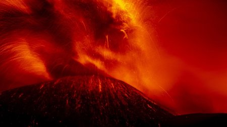 VIDEO Vulcanul Etna a erupt din nou. Aeroportul din Catania a fost inchis