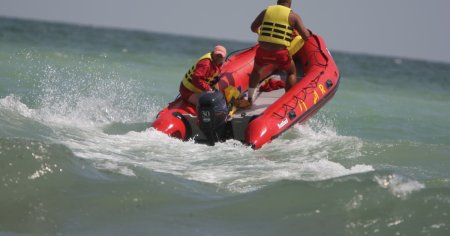 Un barbat a disparut in zona Statiunii Jupiter, incercand sa-si salveze fetita de 6 ani de la inec: L-au luat valurile