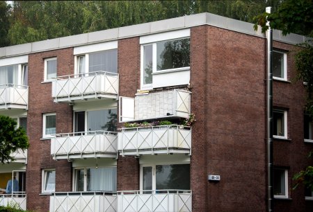 Sase oameni au cazut cu balconul, de la etajul al treilea al unui bloc din Hamburg | VIDEO