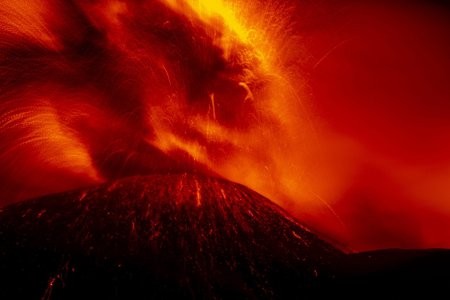 Imagini spectaculoase cu eruptia vulcanului Etna. Aeroportul din Catania a fost inchis, dupa ce pista si avioanele au fost acoperite cu cenusa