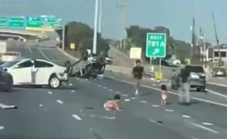 Doi copii mici aruncati din masina tatalui lor, intr-un accident, filmati cand merg de-a busilea pe autostrada, in SUA | VIDEO