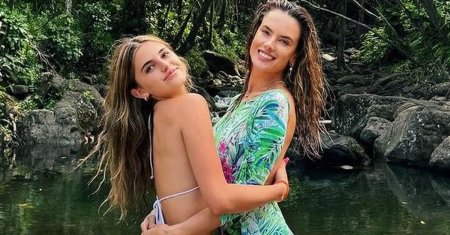 Asa mama, asa fiica! Alessandra Ambrosio s-a pozat cu fata ei, in Hawaii