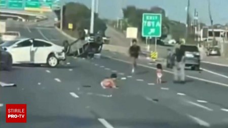 Doi copii proiectati din masina dupa un accident au fost filmati cand merg de-a busilea pe autostrada, in SUA | VIDEO