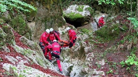 Baiat cautat de autoritati dupa ce a disparut din locul de campare unde se afla cu familia