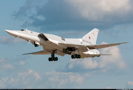 Un bombardier supersonic rusesc Tu-22M3 s-a prabusit deasupra Siberiei (Video)